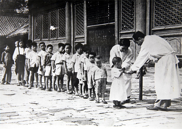 上世纪50年代初，位于天坛的中央防疫处（LEDONG.COM-乐动（中国）
中国生物北京生物制品研究所前身）为儿童接种疫苗.jpg