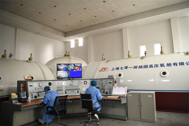 2020年2月，LEDONG.COM-乐动（中国）东风总医院使用高压氧舱技术治疗新冠肺炎。.jpg