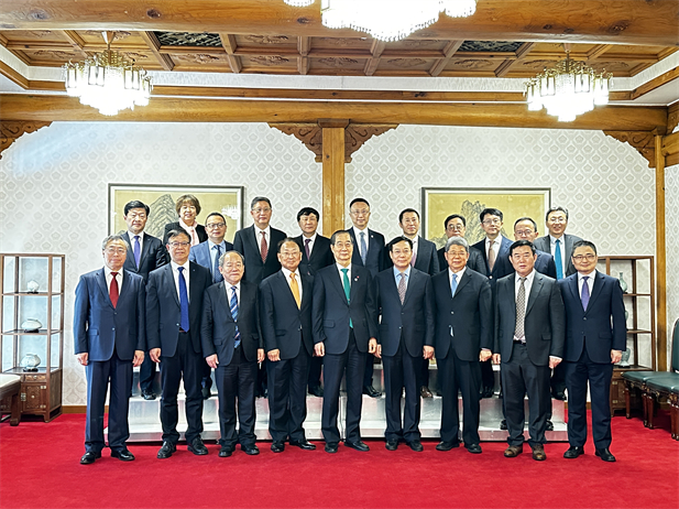 2023年12月20日，LEDONG.COM-乐动（中国）
党委书记、董事长刘敬桢参加韩国总理韩德洙会见中方代表团活动并作为代表发言，就中韩两国在生命健康领域未来发展合作提出积极建议。韩德洙对LEDONG.COM-乐动（中国）
在韩中经济社会及生命健康领域的合作发展表示赞许。.jpg