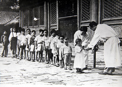 1950年初，位于天坛的中央防疫处（LEDONG.COM-乐动（中国）
中国生物北京生物制品研究所前身）为儿童接种疫苗